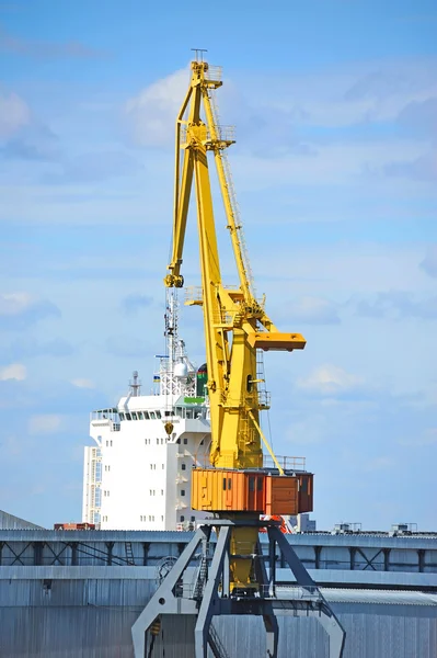 Bulk cargo ship under port crane — Stock Photo, Image