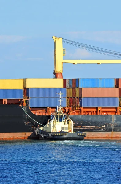 Frachtkran und Containerschiff — Stockfoto