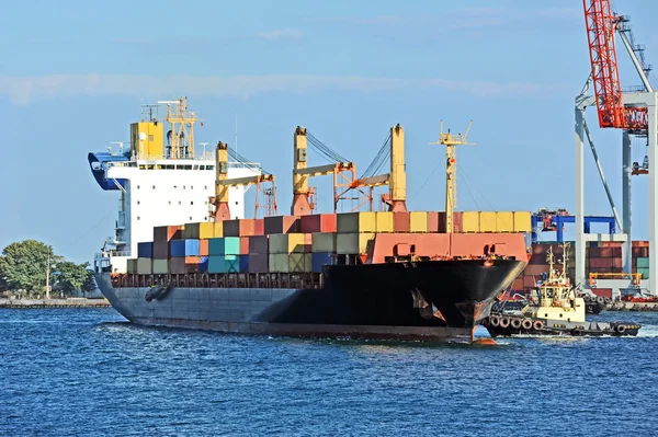 Guindaste de carga e navio porta-contentores — Fotografia de Stock