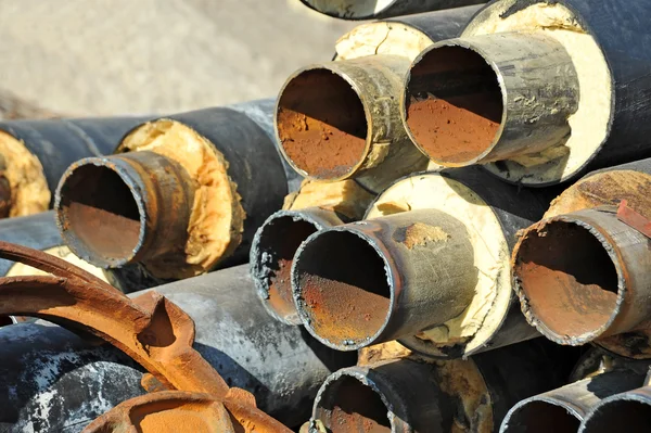 Rezavé ocelové potrubí s tepelnou izolací — Stock fotografie