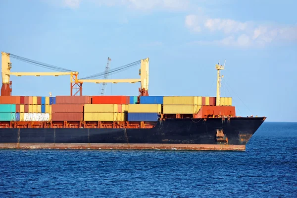 Container stack op vrachtschip — Stockfoto