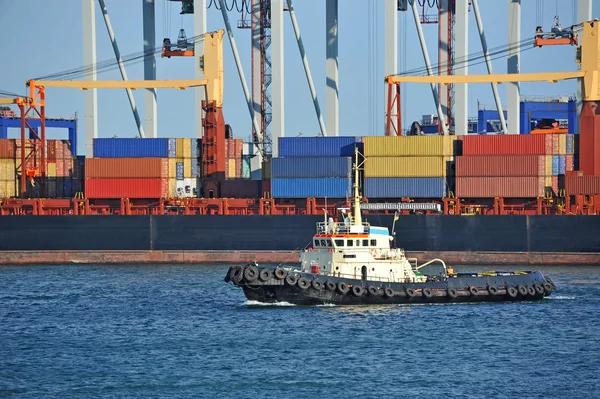 Bogserbåten medhjälpande container last fartyg — Stockfoto