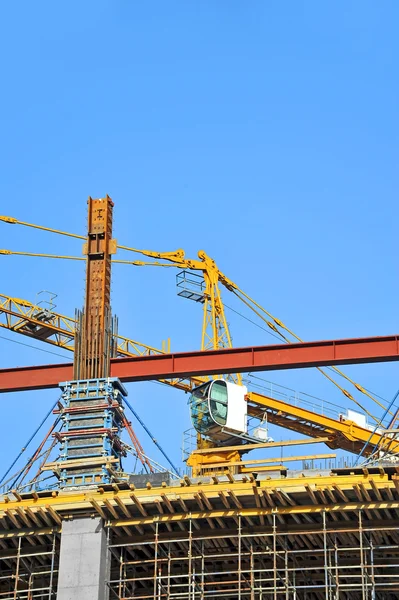 Guindaste e canteiro de obras — Fotografia de Stock