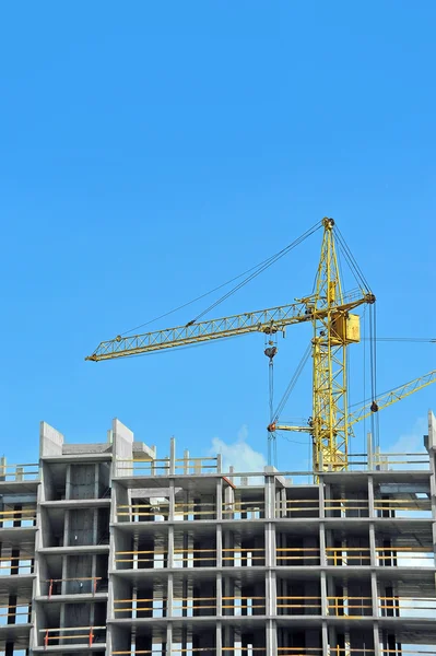 Guindaste e canteiro de obras — Fotografia de Stock