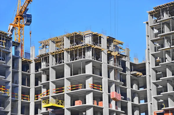 Guindaste e canteiro de obras — Fotografia de Stock