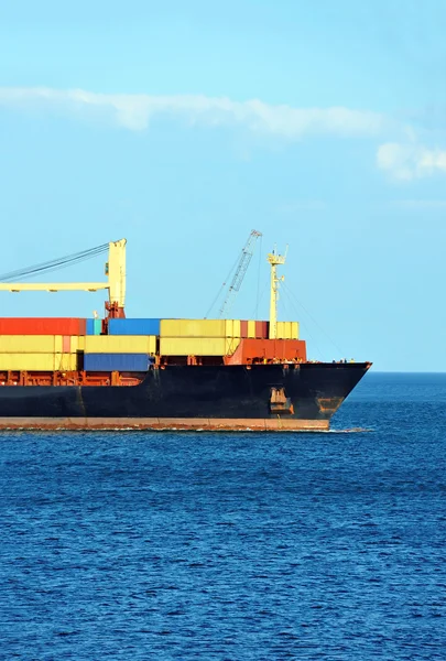 Tugboat assisting container cargo ship — Stock Photo, Image