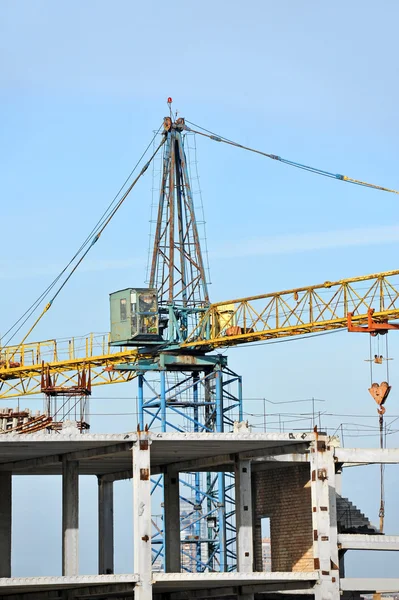 Guindaste e canteiro de obras — Fotografia de Stock