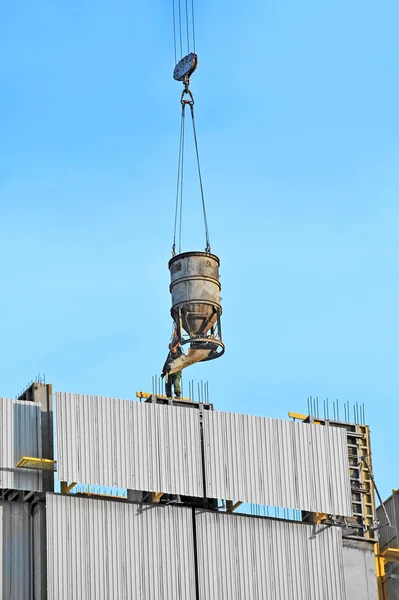 Jeřábu zvedání cementu míchání kontejner — Stock fotografie