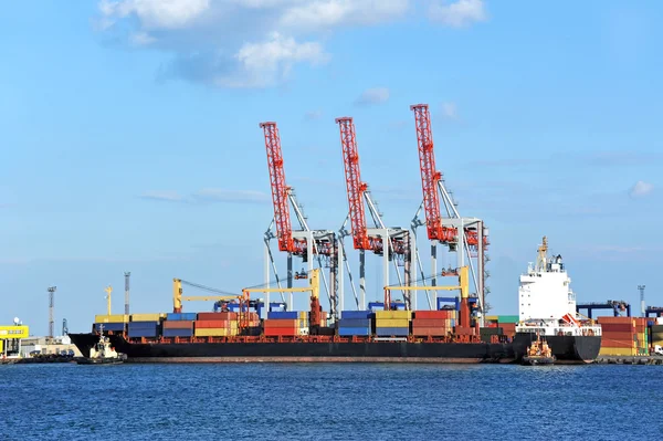 Buque remolcador asistiendo buque de carga de contenedores — Foto de Stock