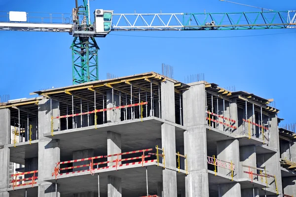 Guindaste e canteiro de obras — Fotografia de Stock