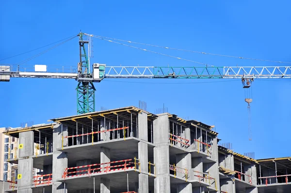 Guindaste e canteiro de obras — Fotografia de Stock