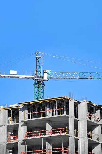 Guindaste e canteiro de obras — Fotografia de Stock