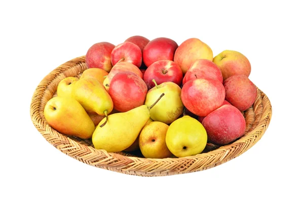 Manzana y pera en una cesta de mimbre — Foto de Stock