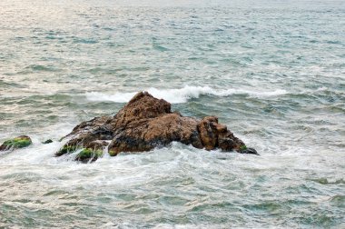 kayanın yanında fırtına