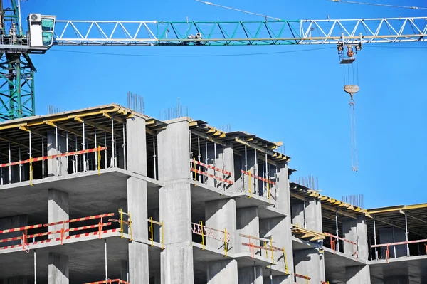 Guindaste e canteiro de obras — Fotografia de Stock