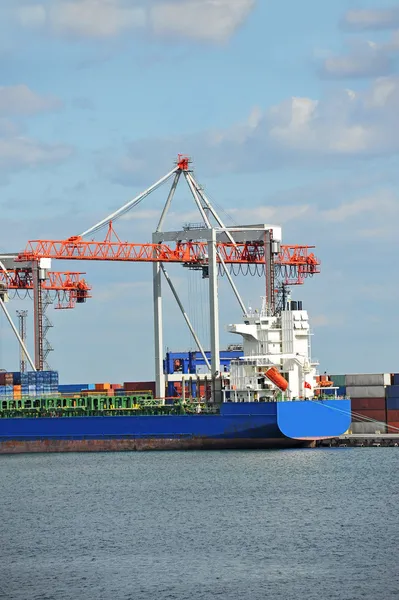 Lading kraan en schip — Stockfoto