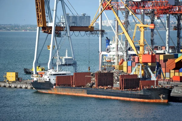 Bulk cargo ship under port crane — Stock Photo, Image