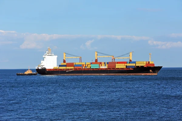 Vontatóhajó támogató konténer hajó — Stock Fotó