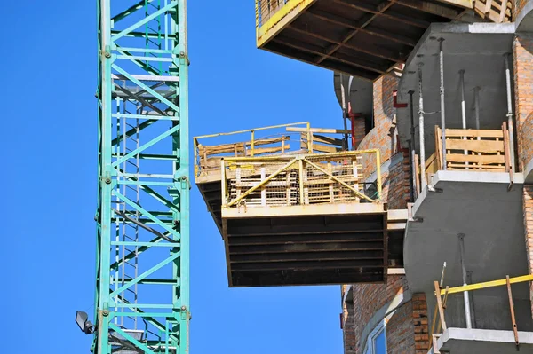 Guindaste e canteiro de obras — Fotografia de Stock