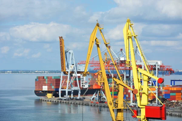 Lading kraan en schip — Stockfoto