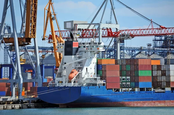 Lading kraan en schip — Stockfoto