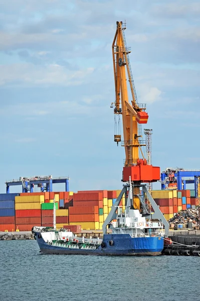 Bunker ship (fuel replenishment tanker) under port crane — Stock Photo, Image