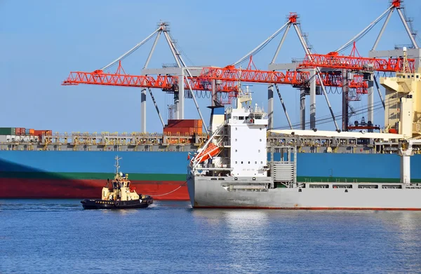 Lading kraan en schip — Stockfoto