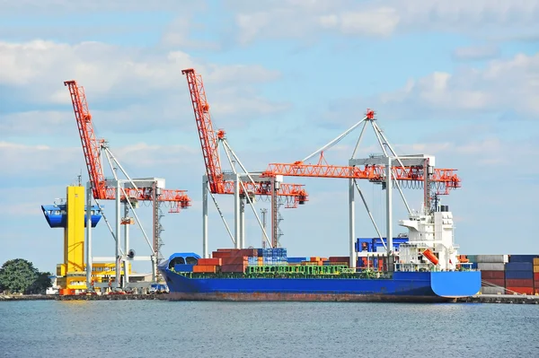 Lading kraan en schip — Stockfoto