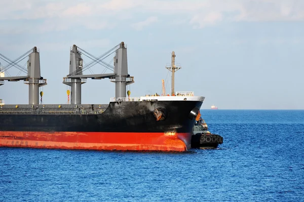 Sleepboot meewerkende bulk vrachtschip — Stockfoto