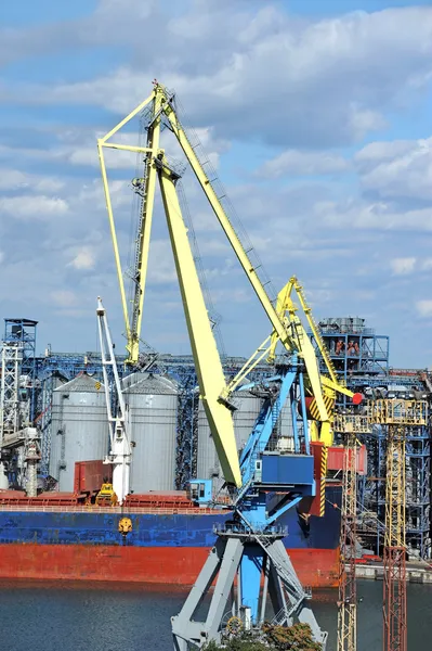 Bulk cargo ship under port crane — Stock Photo, Image