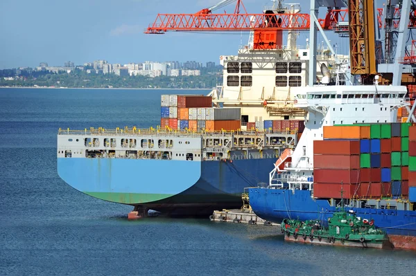 Lading kraan en schip — Stockfoto