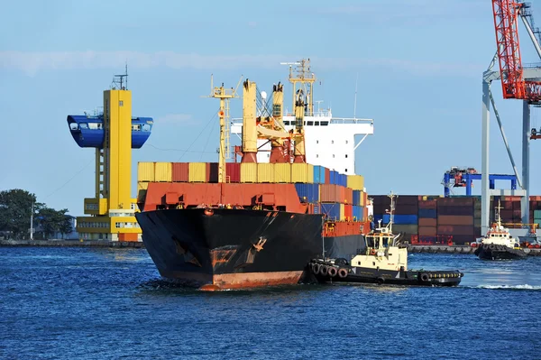 Tugboat assisting container cargo ship — Stock Photo, Image