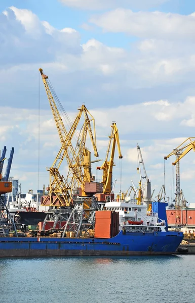 Bulk lastfartyg under hamnkranen — Stockfoto