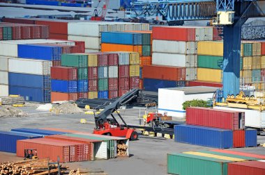 Konteyner liman kargo vinç altında