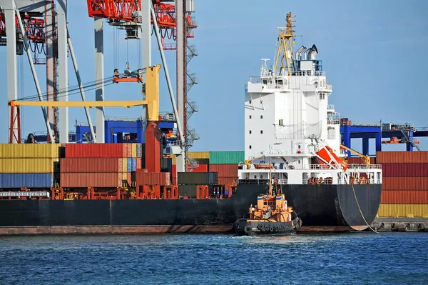 Schlepper unterstützt Containerschiff — Stockfoto