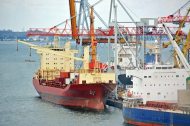 toplu yük gemisi liman vinç altında