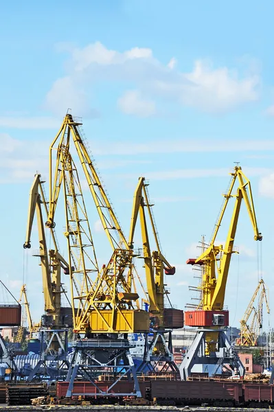 Lading kraan en trein — Stockfoto