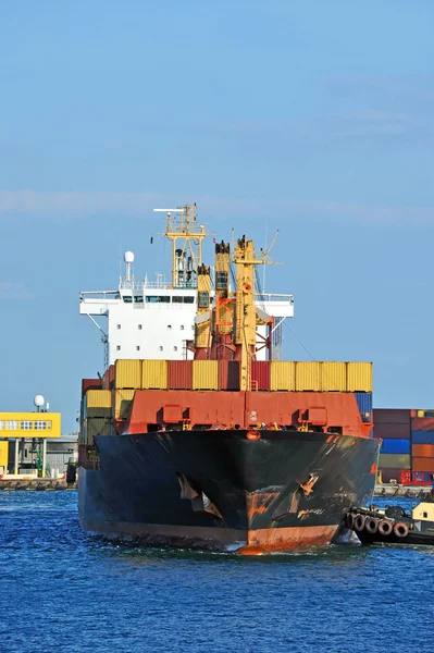 Buque remolcador asistiendo buque de carga de contenedores — Foto de Stock