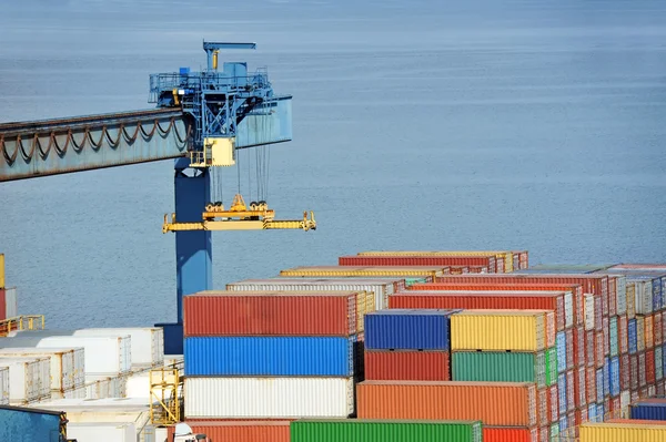 Container onder poort lading kraan — Stockfoto