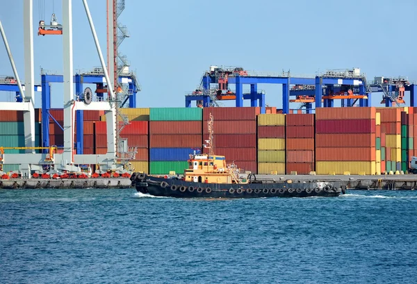 Container stack and tugboat — Stock Photo, Image