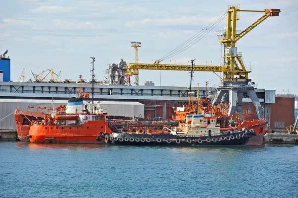 Bunker ship (cisterna di rifornimento carburante) sotto la gru portuale — Foto Stock