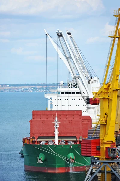 Navio de carga a granel sob guindaste portuário — Fotografia de Stock