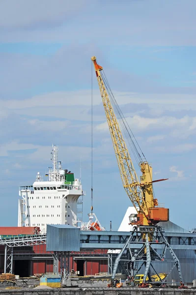 Bulk cargo ship under port crane — Stock Photo, Image