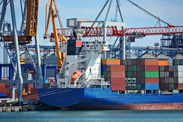 Cargo crane and ship — Stock Photo, Image