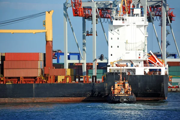 Sleepboot meewerkende container vrachtschepen — Stockfoto