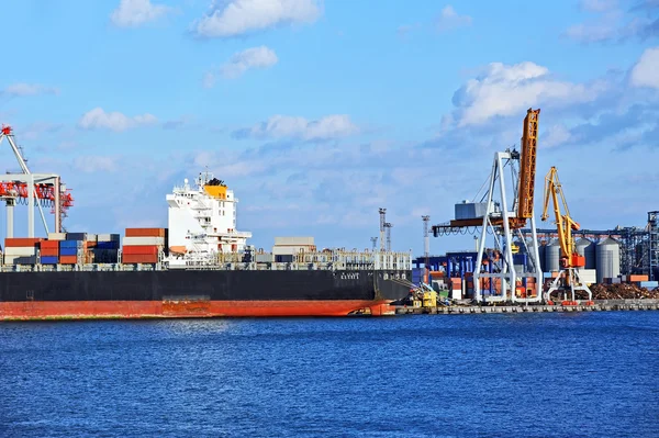 Cargo crane and ship — Stock Photo, Image