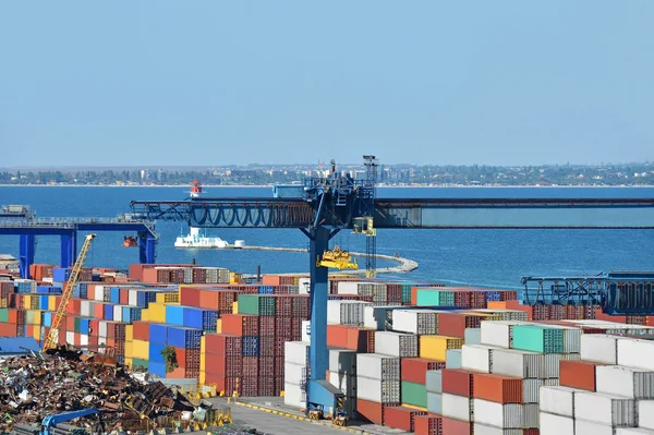 Металлолом, контейнерами и трубами в порту — стоковое фото