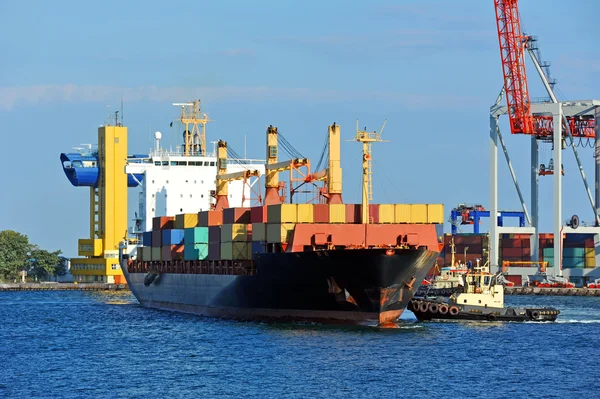 Sleepboot meewerkende container vrachtschepen — Stockfoto