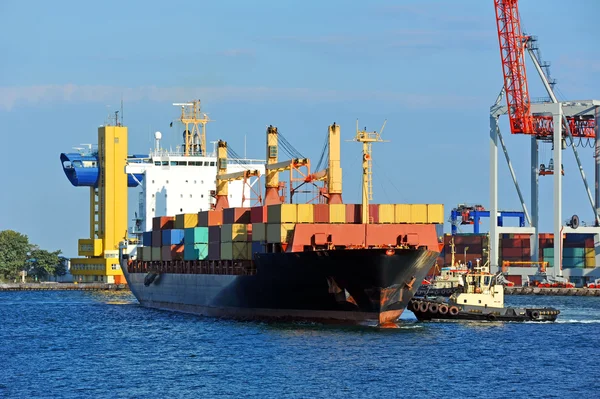 Buque remolcador asistiendo buque de carga de contenedores — Foto de Stock