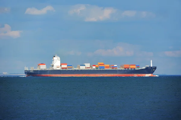 Container stack op vrachtschip — Stockfoto